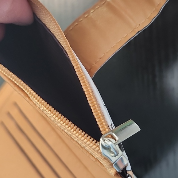 Peanuts Snoopy Wallet - White and Tan - Picture 5 of 8